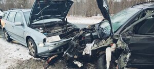 dwa pojazdy, które się zderzyły przodem