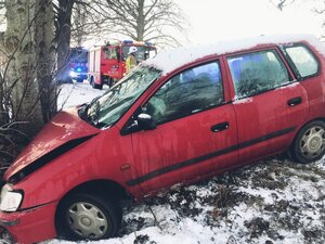 Pojazd wpadł w poślizg i uderzył w przydrożne drzewo