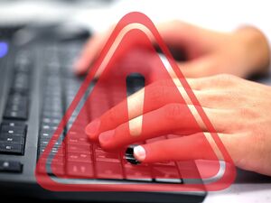 dłonie położone na klawiaturze