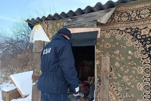 Policjant kontrolujący miejsce przebywania osób bezdomnych