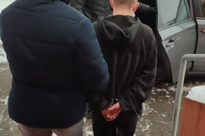 Zatrzymany mężczyzna prowadzony przez policjantów