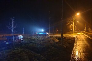 Miejsce zdarzenia drogowego. Rozbity samochód w okolicy Babiaku stojący poza drogą a w tle radiowóz