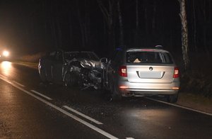 Uszkodzone po zderzeniu BMW i Skoda stojące na drodze
