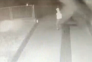 Zrzut ekranu z monitoringu, na którym widać sylwetkę podejrzanego