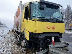 pojazd ciężarowy uderzył w bariery ochronne