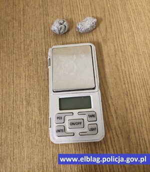 dwa zawiniątka folii aluminiowej i waga