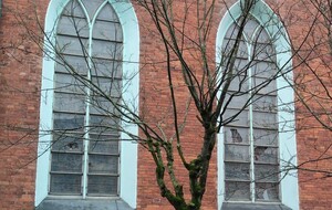 wybita szyba w kościele