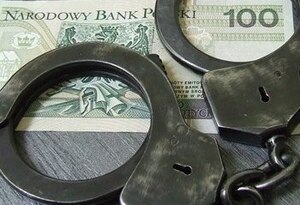 Kajdanki leżące na banknocie