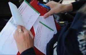 Policjant wypisujący mandat karny