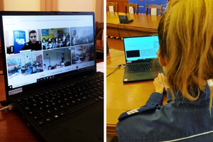Policjantka siedząca przed komputerem podczas lekcji online