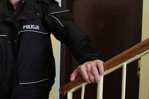 Policjant na klatce schodowej