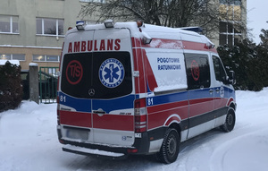 Karetka stojąca na parkingu