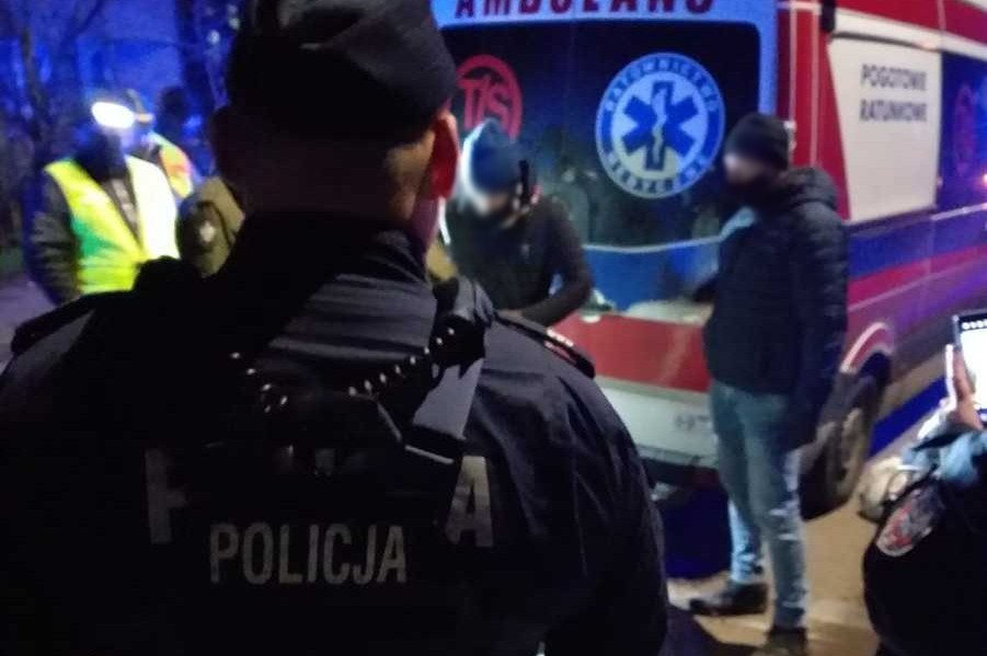 Policjanci podczas interwencji i zatrzymana karetka