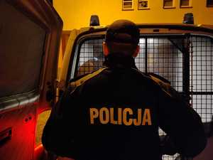 policjant i zatrzymany mężczyzna