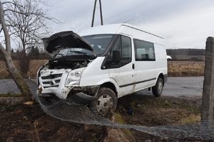 uszkodzony po kolizji ford transit, który uderzył w drzewo