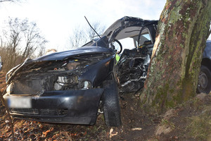 rozbity pojazd który uderzył w drzewo