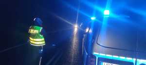 policjanci zabezpieczają miejsce potrącenia pieszego na DK51