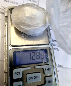 biały proszek na wadze