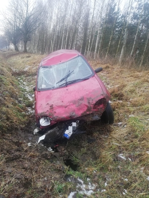 po prawej stronie w rowie uszkodzony pojazd