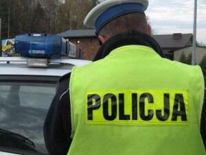 policjant przy aucie