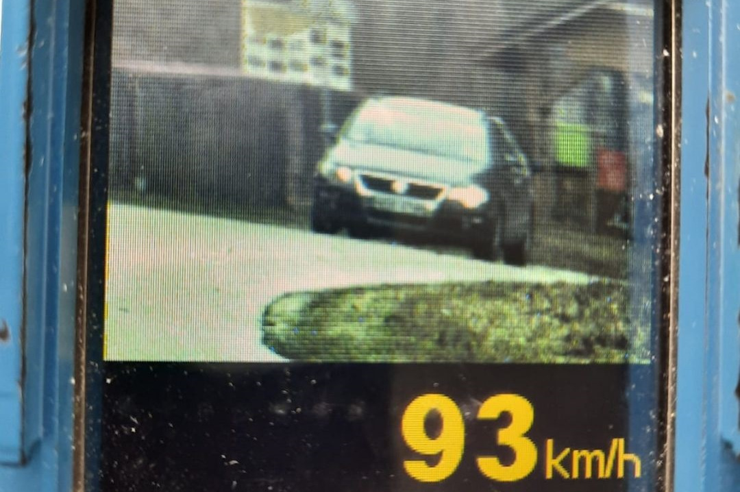 Zrzut ekranu z ręcznego miernika prędkości wskazujący wynik pomiaru: 93 km/h