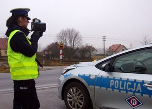 policjantka dokonuje pomiaru prędkości