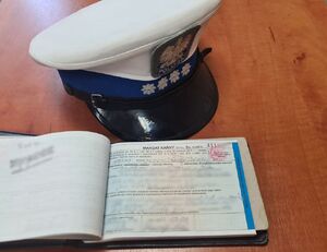 wypisany mandat i czapka policyjna