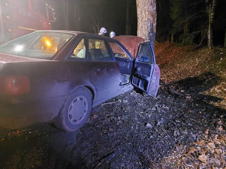 samochód, który uderzył w drzewo