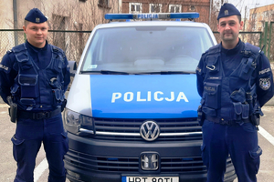st.post. Mateusz Lubak oraz st.post. Mateusz Jasionek stojący przed radiowozem