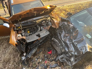 czołowe zderzenie pojazdów volvo i dacia