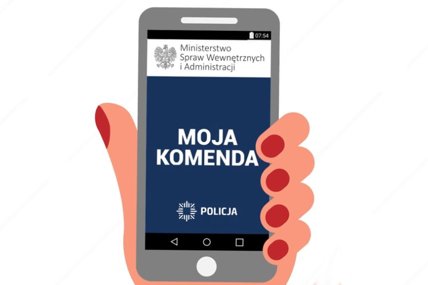 Rysunek przedstawiający dłoń trzymającą smartfona z wyświetloną aplikacją Moja Komenda