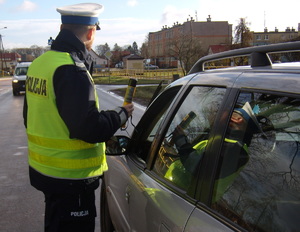 policjant przeprowadza badanie stanu trzeźwości kierującego
