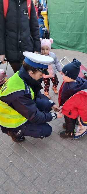 Policjantka rozmawia z dzieckiem
