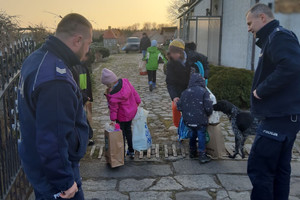 Policjanci podczas spotkania z uchodźcami w powiecie braniewskim. Dzieci odebrały przekazane im podarki