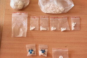 Zabezpieczone narkotyki w woreczkach foliowych