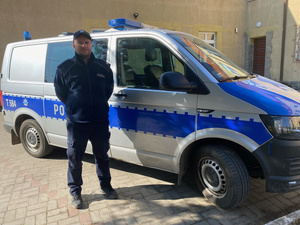 Policjant przy radiowozie