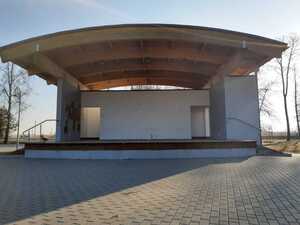 Amfiteatr w parku na jeziorkiem w Nidzicy