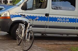 Rower stojący obok radiowozu