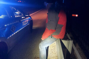 Pieszy stojący obok radiowozu