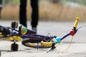 Rower dziecięcy leżący na drodze