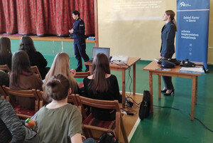 Funkcjonariusze na spotkaniu z młodzieżą