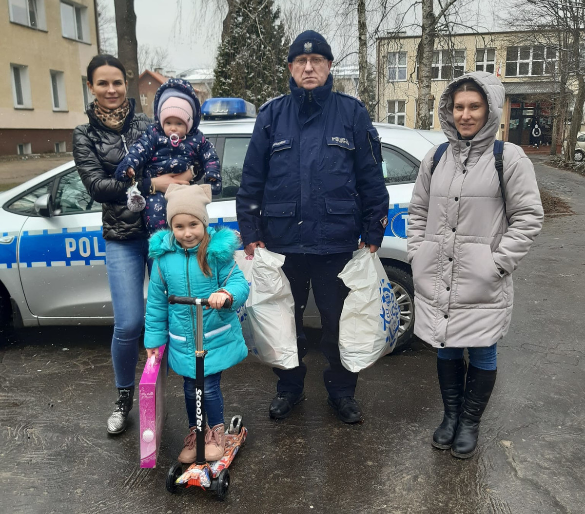 Policjanci i pracownicy cywilni pomogli rodzinie z Ukrainy
