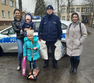 Policjanci i pracownicy cywilni pomogli rodzinie z Ukrainy