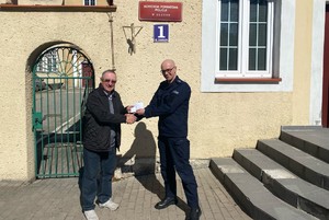 Pan Leszek i asp. Grzegorz Kulczyniec przed budynkiem komendy