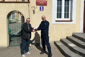Pan Leszek i asp. Grzegorz Kulczyniec przed budynkiem komendy