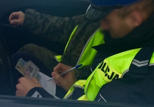 policjant wa radiowozie