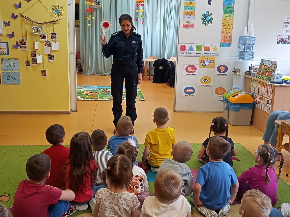 Policjantka podczas spotkania z przedszkolakami