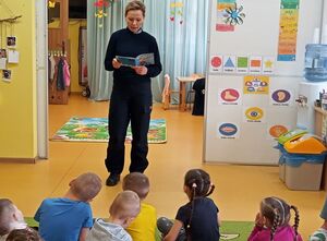 Policjantka podczas spotkania z przedszkolakami