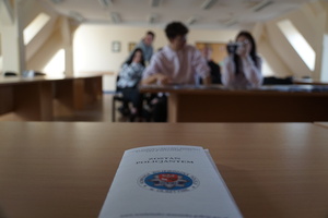 Uczniowie z klasy mundurowej z wizytą u policjantów