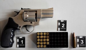 Zabezpieczony rewolwer i amunicja